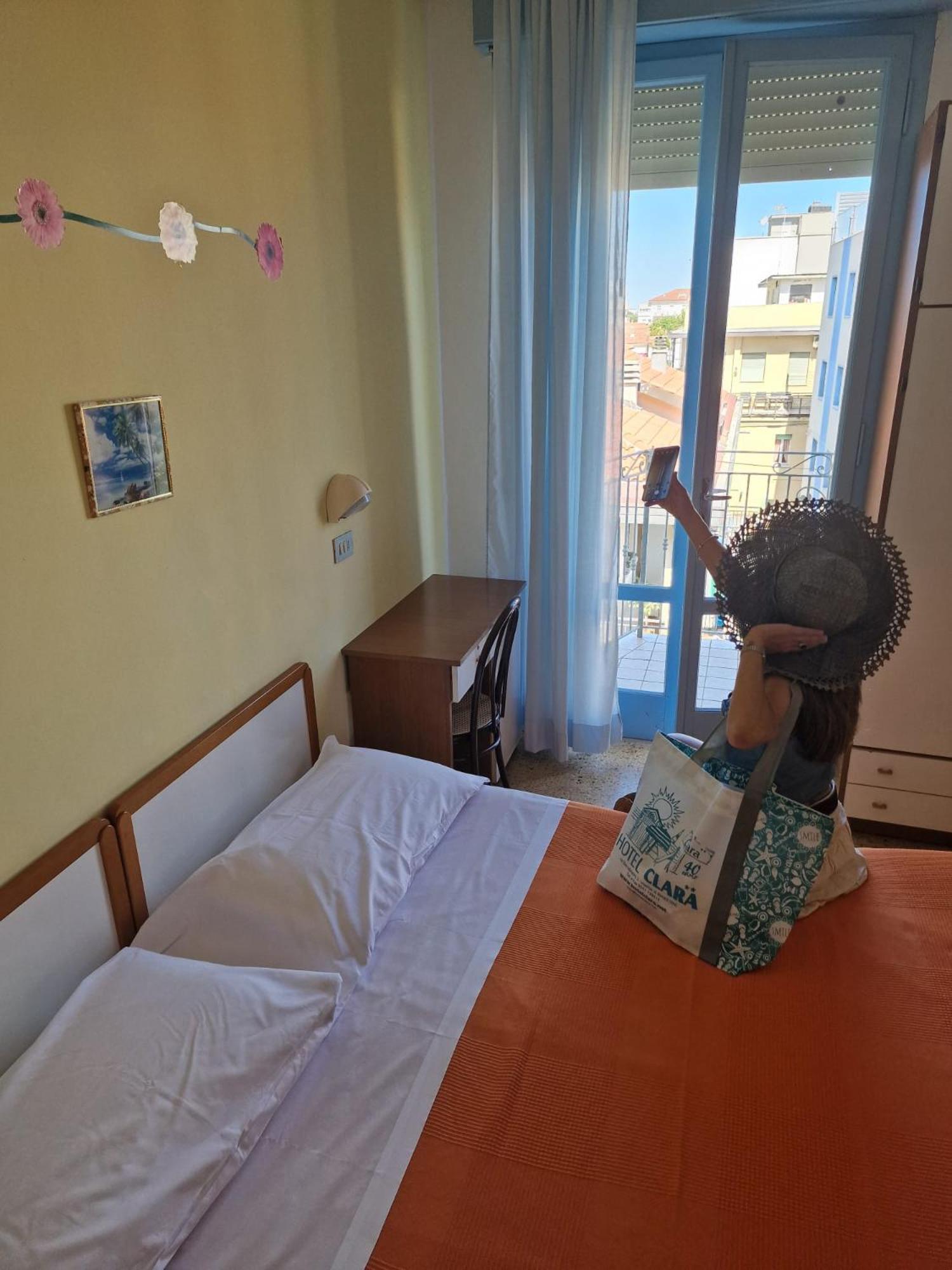Hotel Clara Rimini Bagian luar foto
